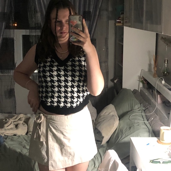 Streetwear Society Sweater Vest. - Picture 2 of 3